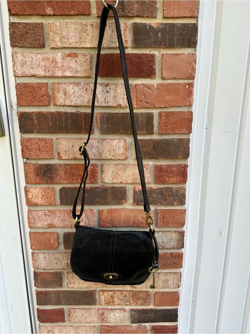 Vtg Fossil Carson Flap Saddle Bag/Purse Black Adjust Strap Crossbody Key Charm